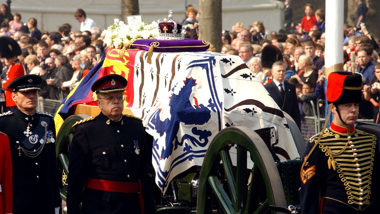 Carruaje sostiene el ataúd con los restos de la Reina Madre el 5 de abril de 2002 (Getty Images)