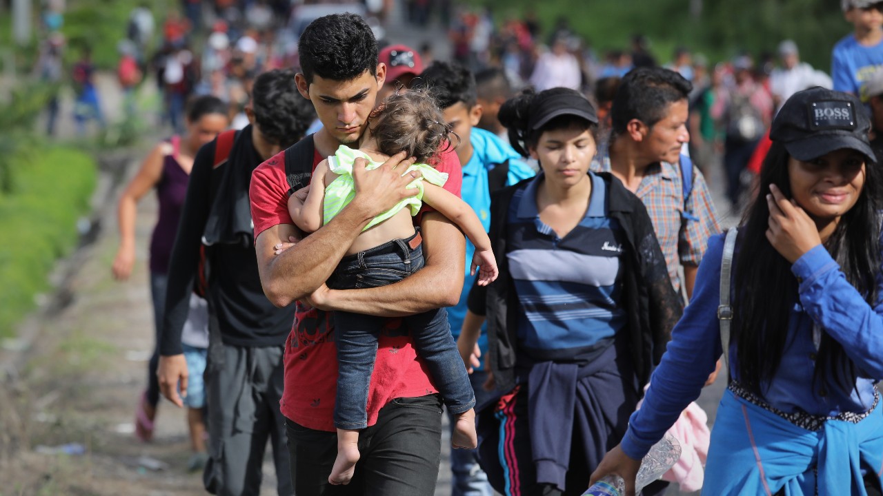 Rescatan a 66 migrantes, incluidos 30 menores, en Agua Dulce, Veracruz