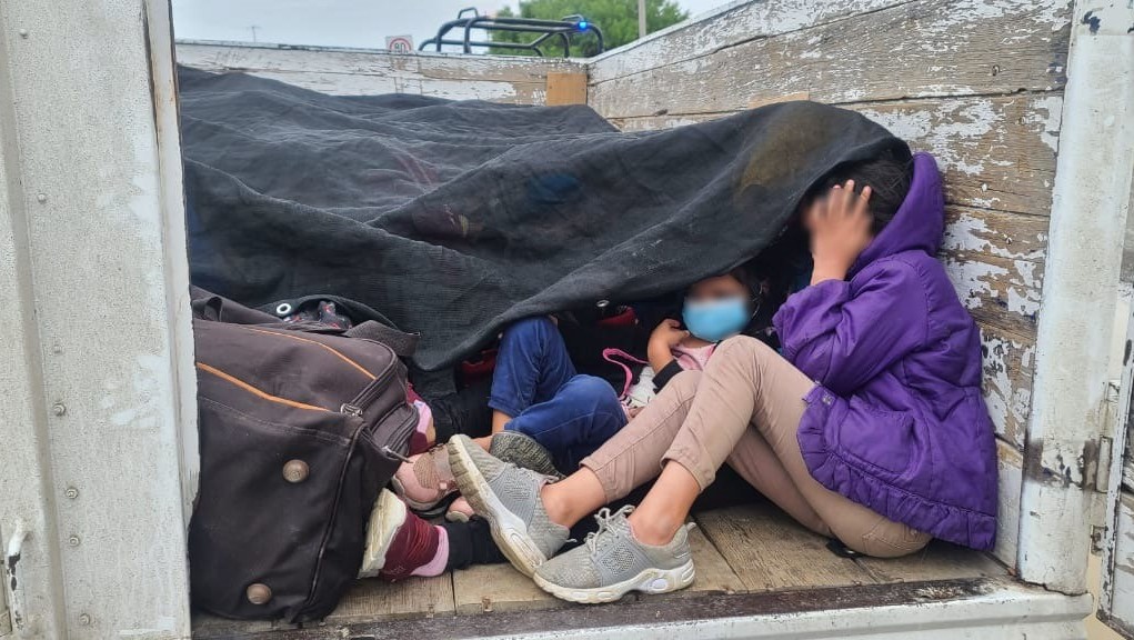 Rescatan a 61 migrantes, entre ellos 33 menores, en Nuevo León