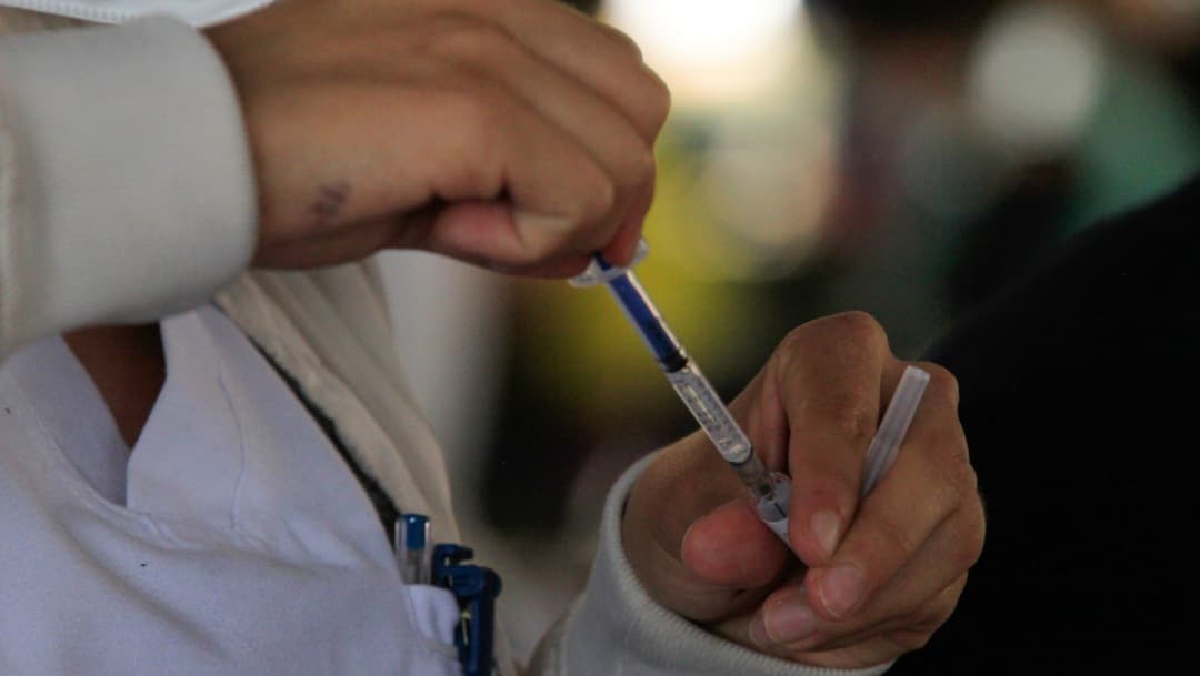 Retiran a voluntaria que simuló vacunación en Zacatenco
