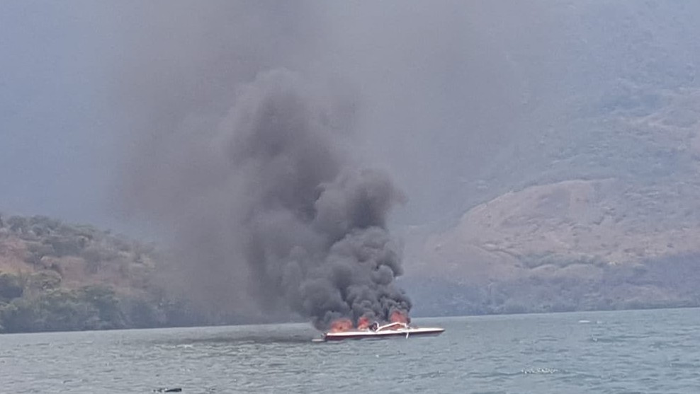 Se incendia lancha con 4 tripulantes en el río Grijalva en Chiapas