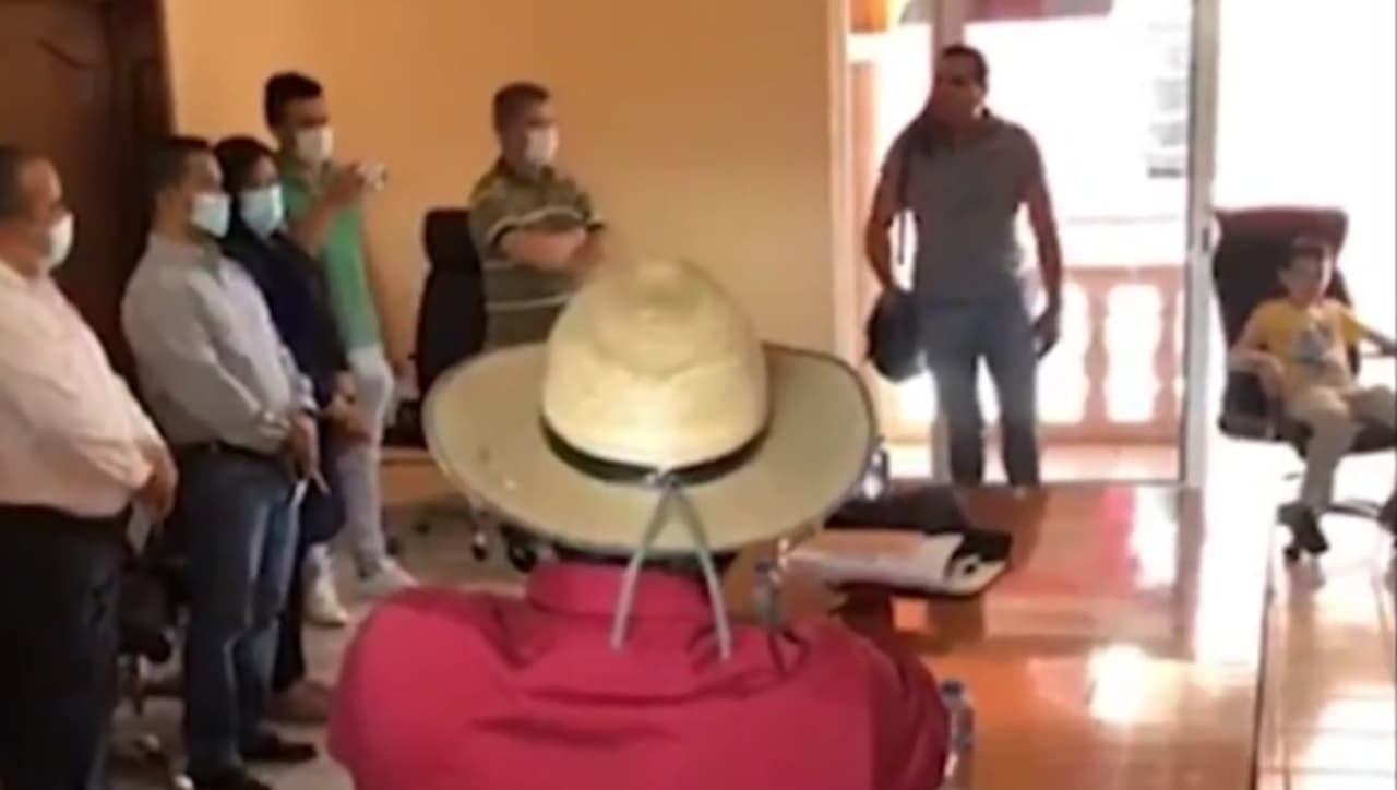 Toman Palacio Municipal de Aguililla, Michoacán, en apoyo a profesor empujado