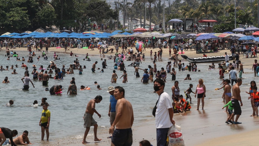 Turistas abarrotan las playas de Acapulco, muchos ignoran protocolos antiCOVID