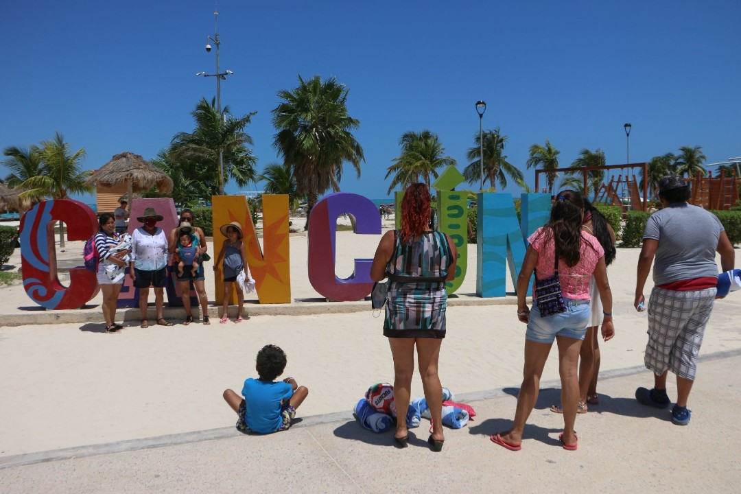 Turistas-relajan-medidas-sanitarias-en-playas-de-Cancún