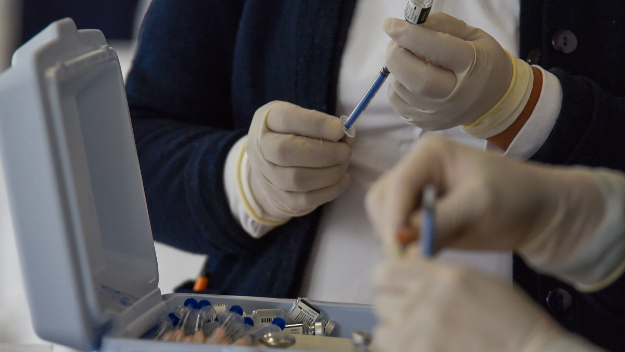 Personal de enfermería en México prepara una jering con dosis de la vacuna contra la COVID-19