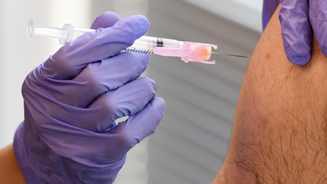 Una enfermera aplica una vacuna de Moderna contra COVID-19 en Estados Unidos (Getty Images)