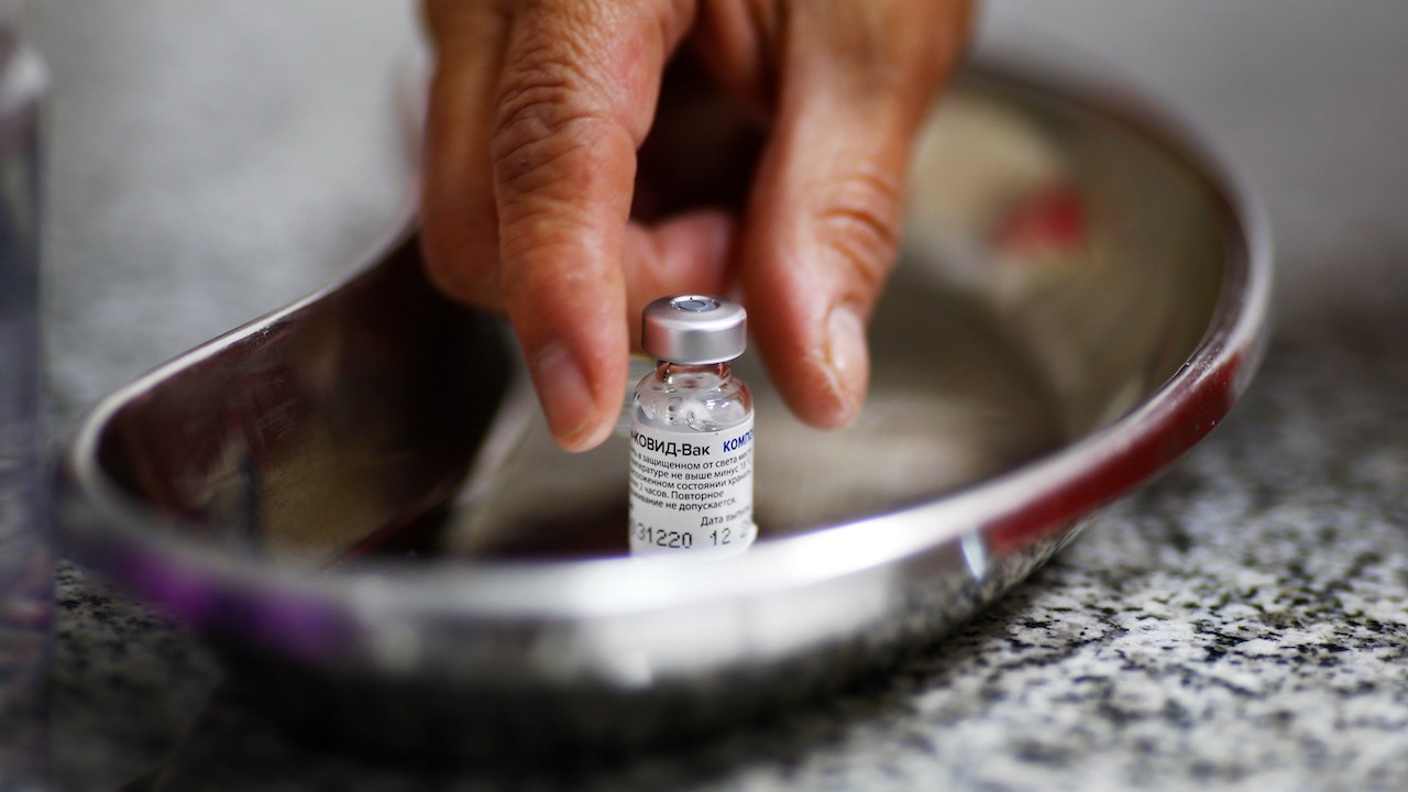 Ampolleta de vacuna Sputnik-V (Getty Images)