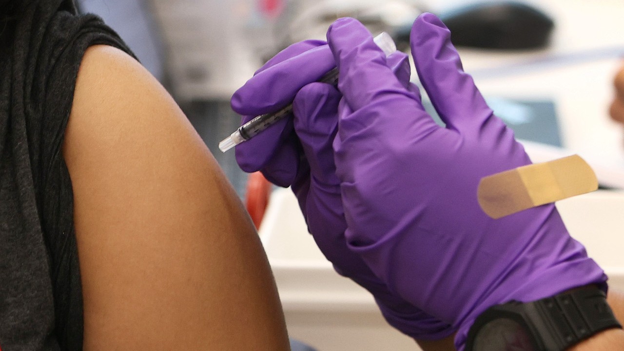 Una joven es vacunada contra COVID-19 en Florida, Estados Unidos (Getty Images)