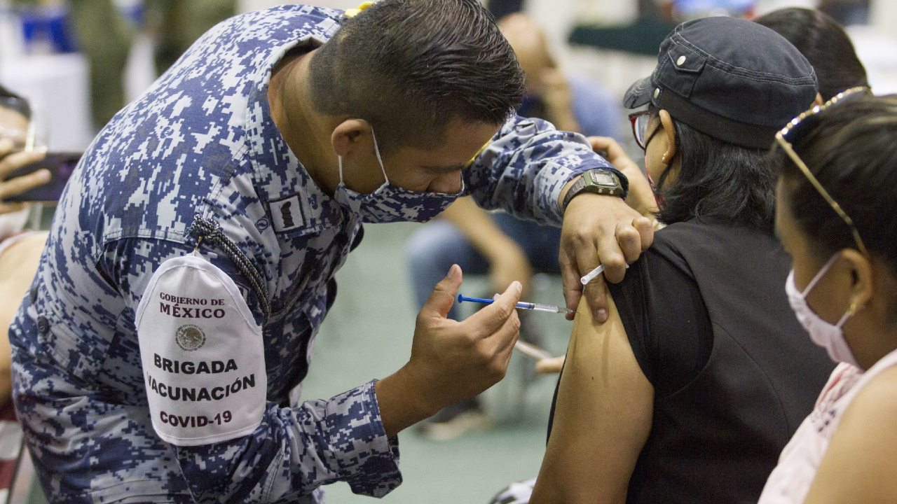 Jornada de vacunación contra la COVID-19 a maestros de Nuevo León