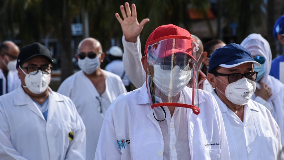 Vacunan a algunos médicos privados tras protestar en CDMX
