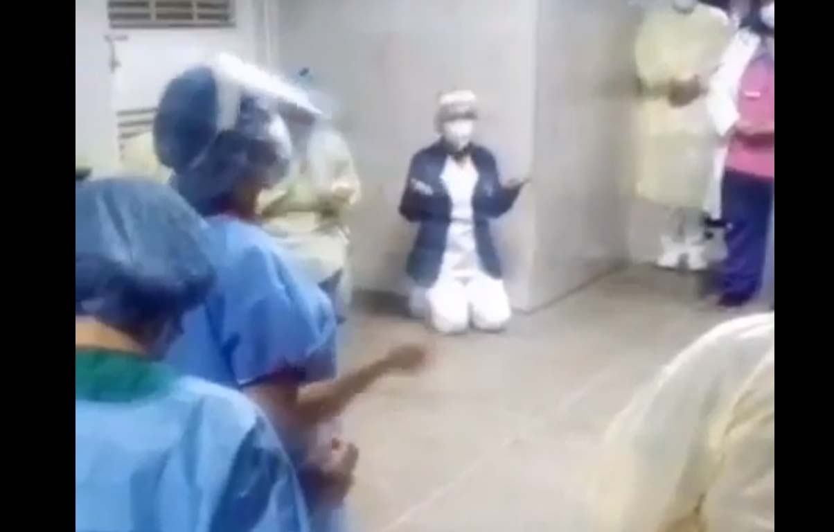 Video Captan a médicos arrodillados y rezando fin pandemia