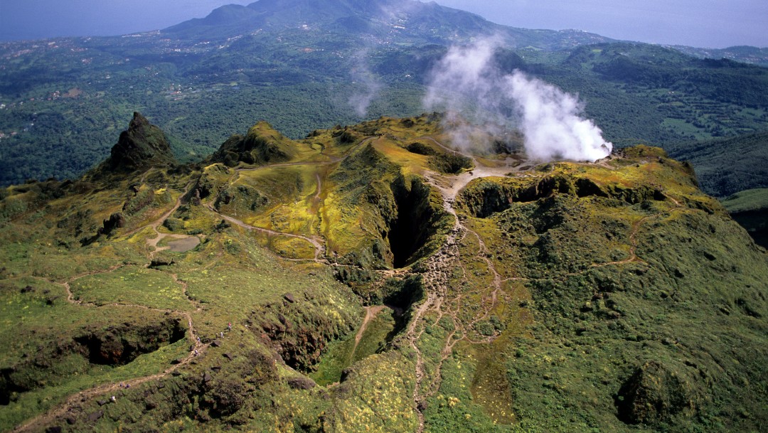 Volcán Soufiere registra segunda gran erupción con columnas de humo de 4 kilómetros de altura