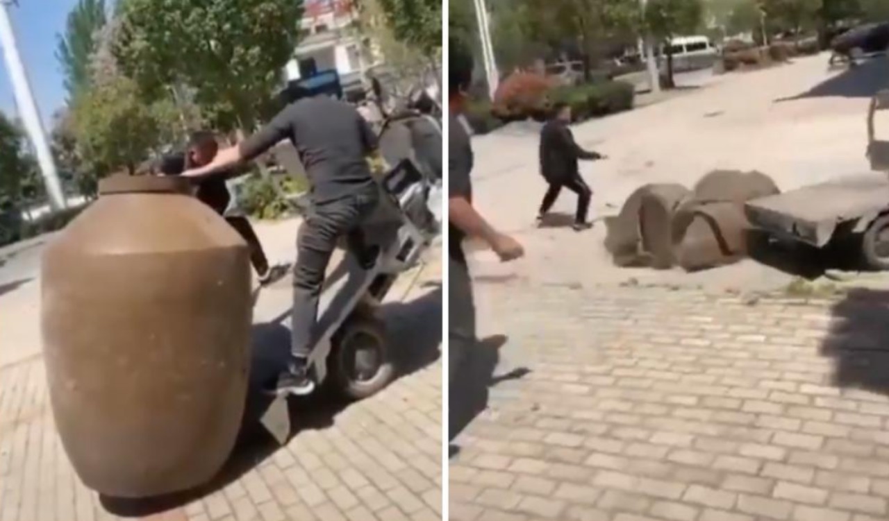 VIDEO: Iban a cargar un jarrón gigante y se hicieron virales