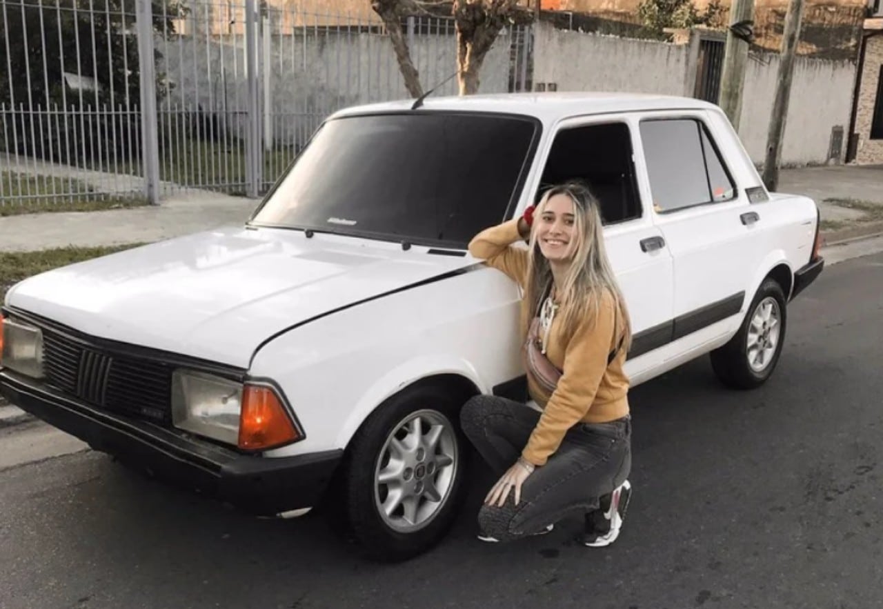 Joven argentina compró el auto de sus sueños y recibe burlas