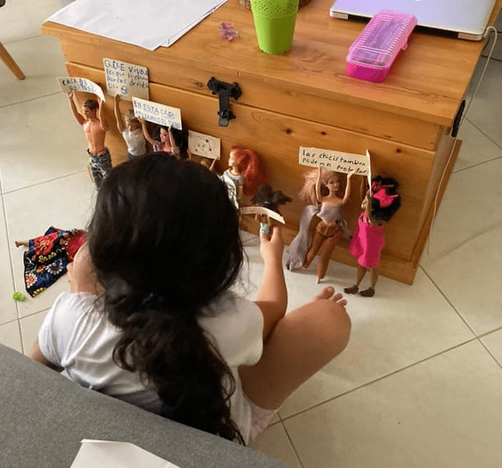 Foto viral: Niña suma sus muñecas a la protesta en Colombia