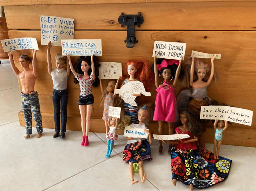 Foto viral: Niña suma sus muñecas a la protesta en Colombia