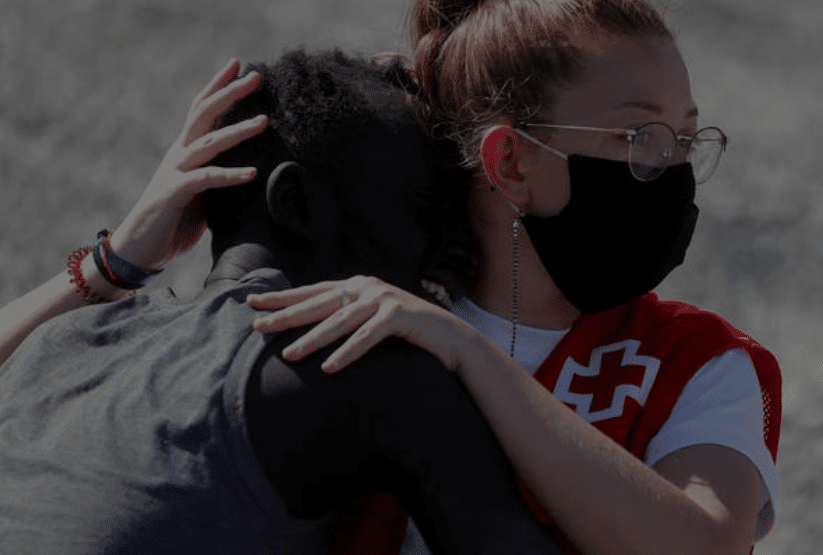 Abrazo en Ceuta desata agresiones a voluntaria de Cruz Roja