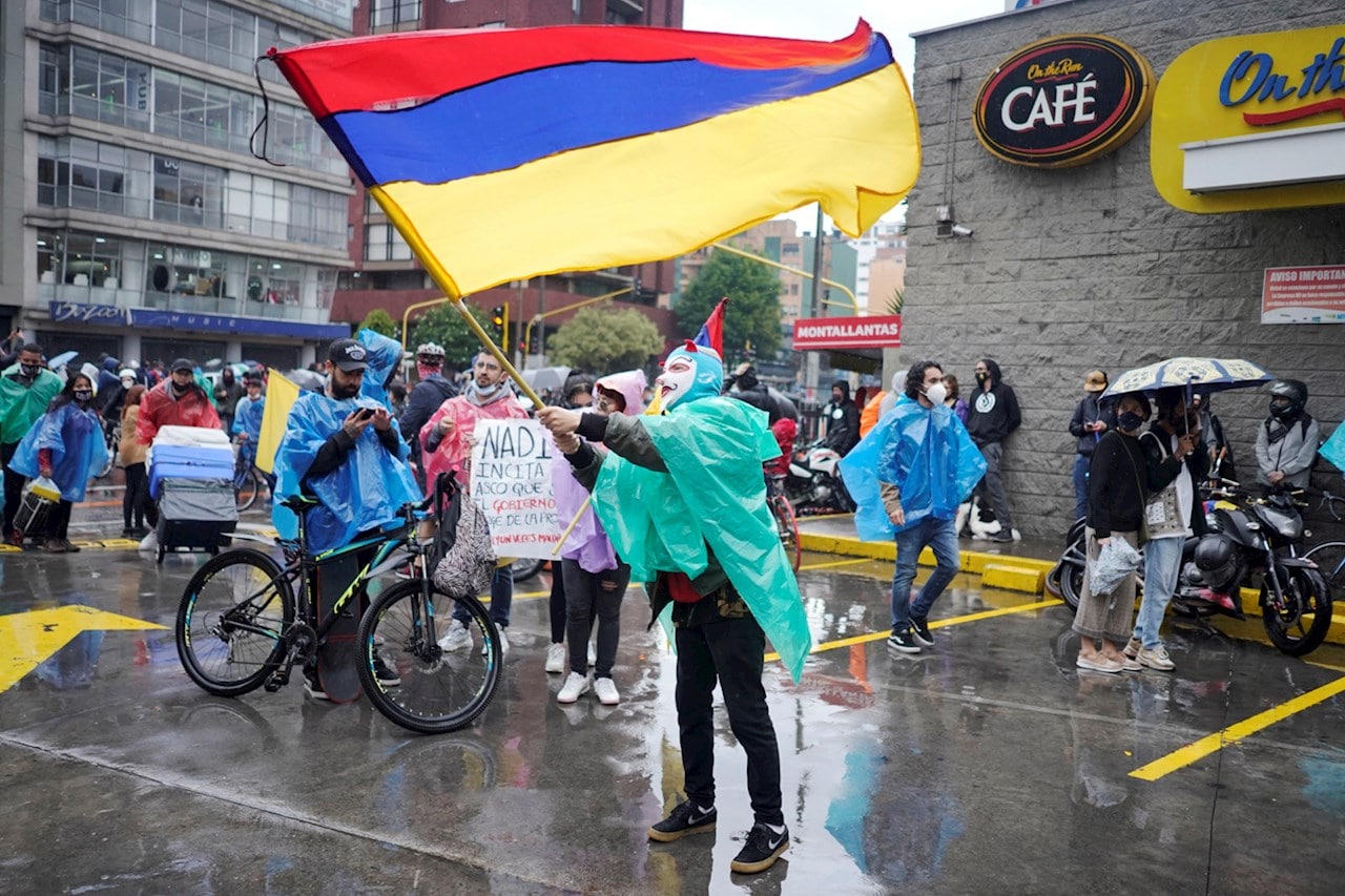 ¿Qué significa la bandera de Colombia al revés en protestas?