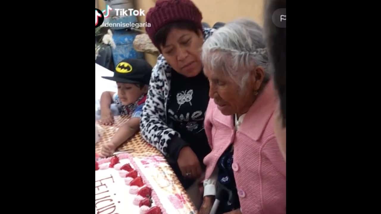 Empujan a abuelita contra pastel de Día de las Madres