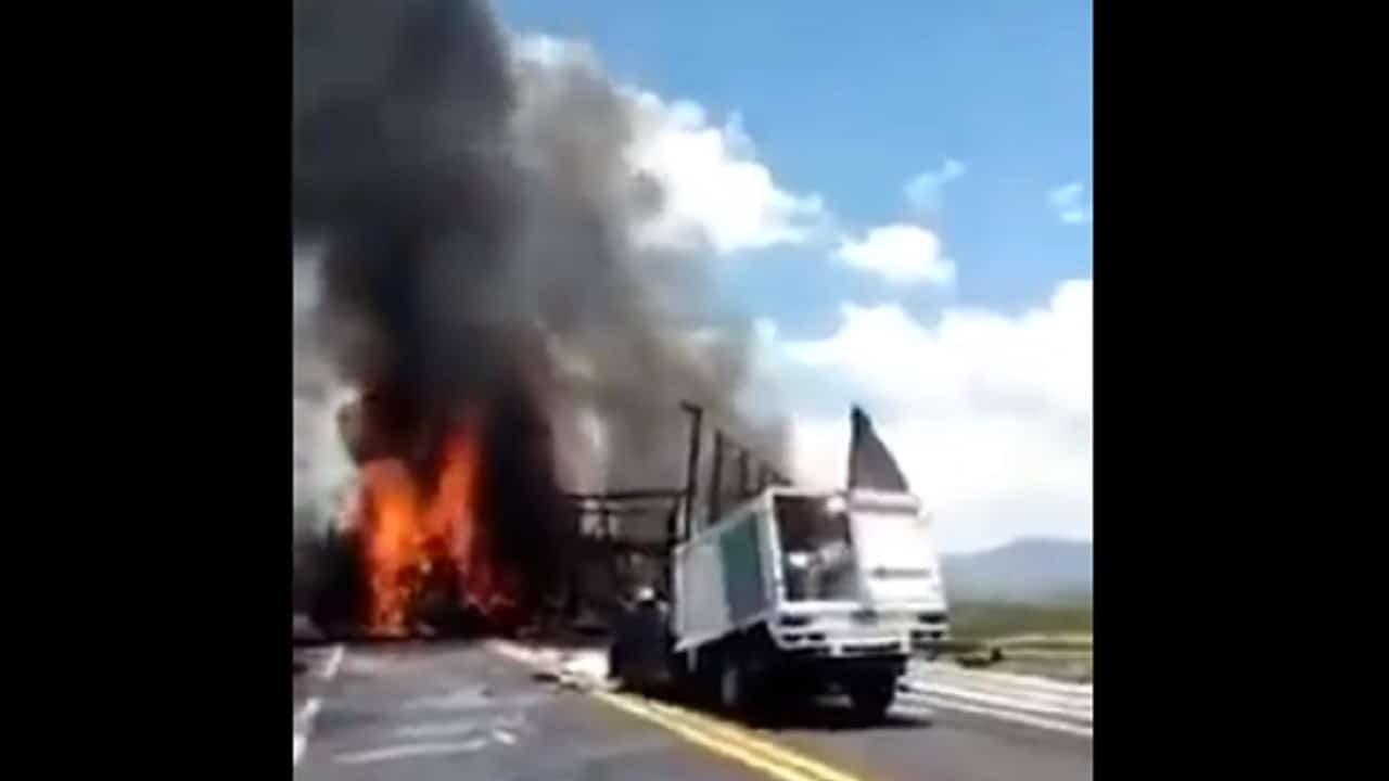Tráiler-invade-carril-y-choca-con-camioneta-en-Puebla