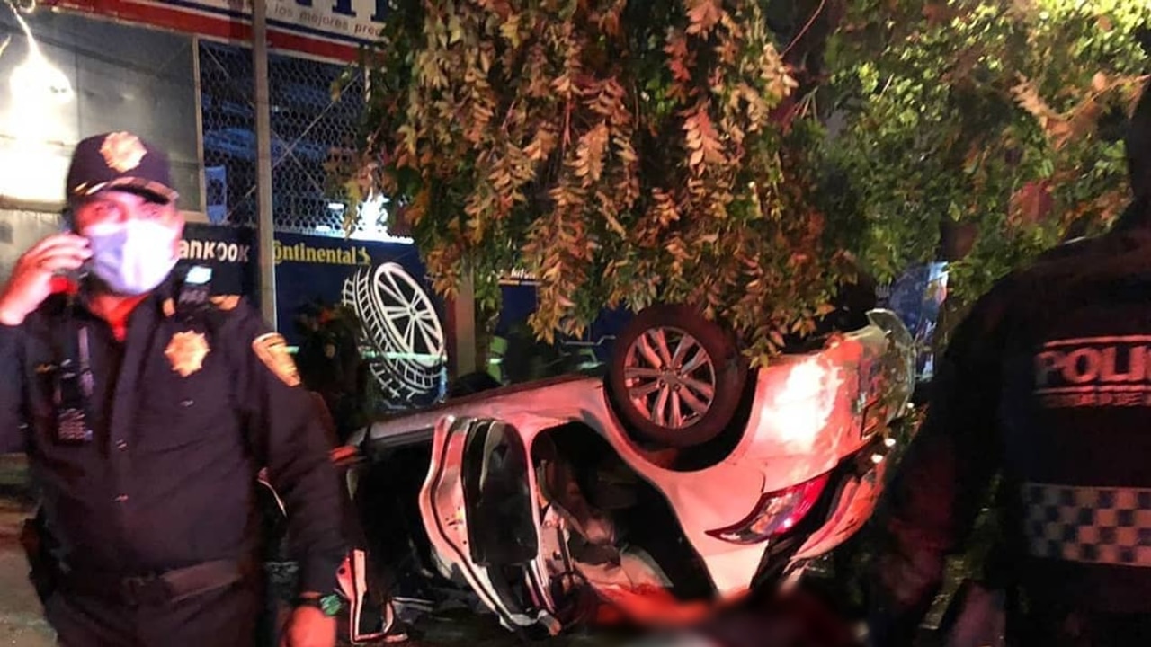 El auto compacto circulaba sobre Calzada de Tlalpan cuando se subió a la banqueta, tiro dos árboles y volcó