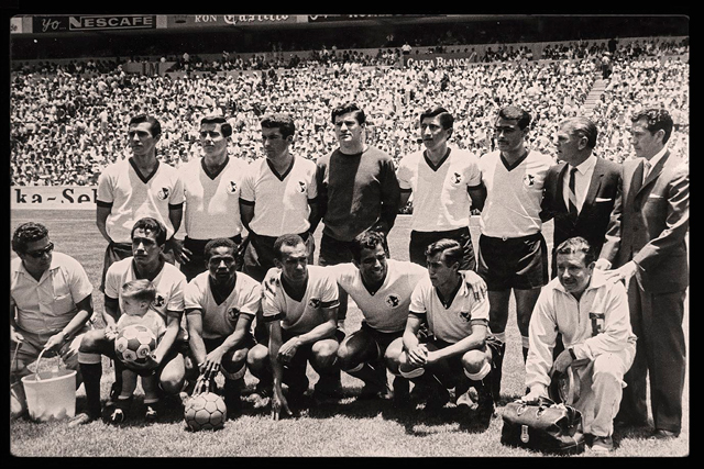 Equipo del América durante la inauguración del Estadio Azteca