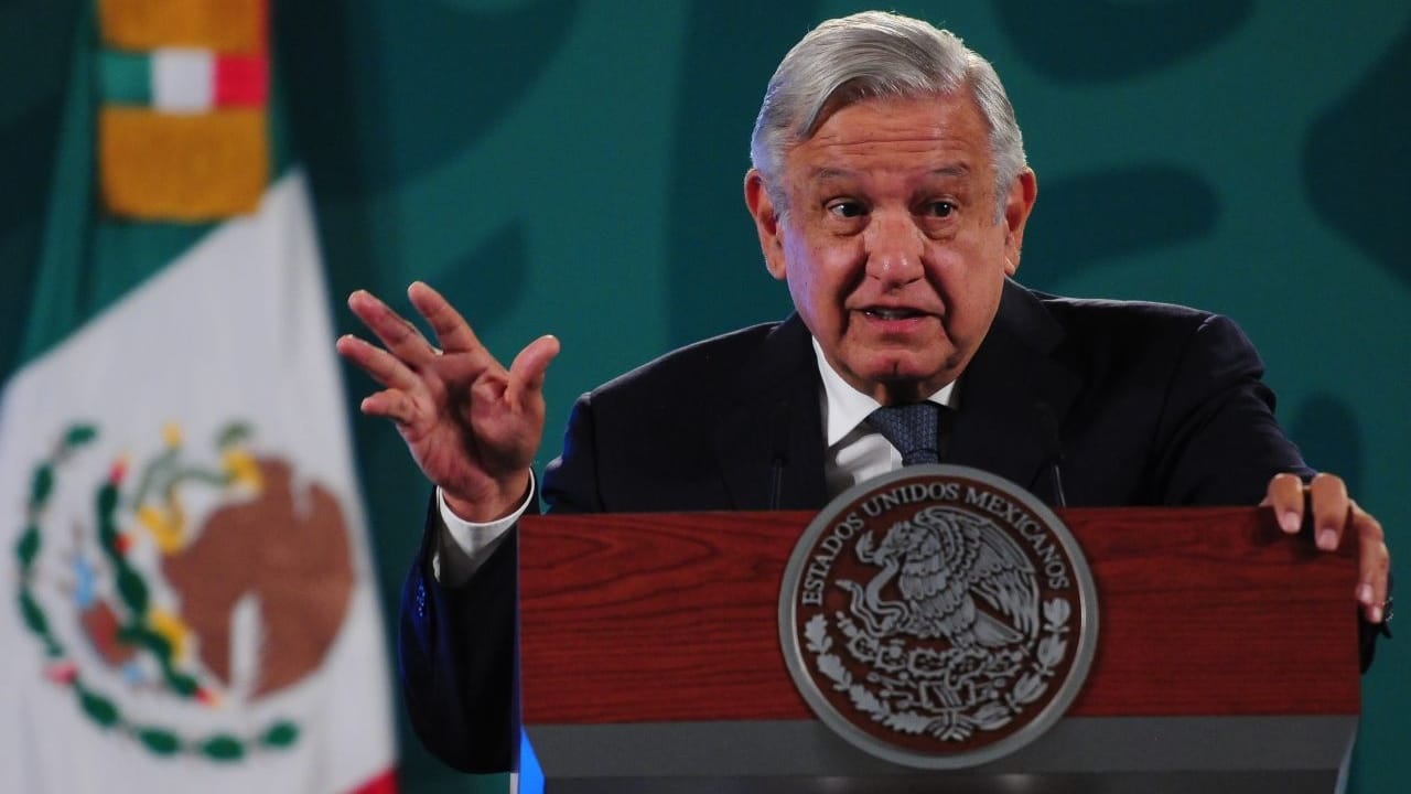 El presidente de México, Andrés Manuel López Obrador, responde a la prensa durante la conferencia matutina