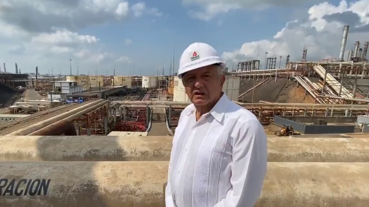 El presidente Andrés Manuel López Obrador en la refinería de Minatitlán, Veracruz