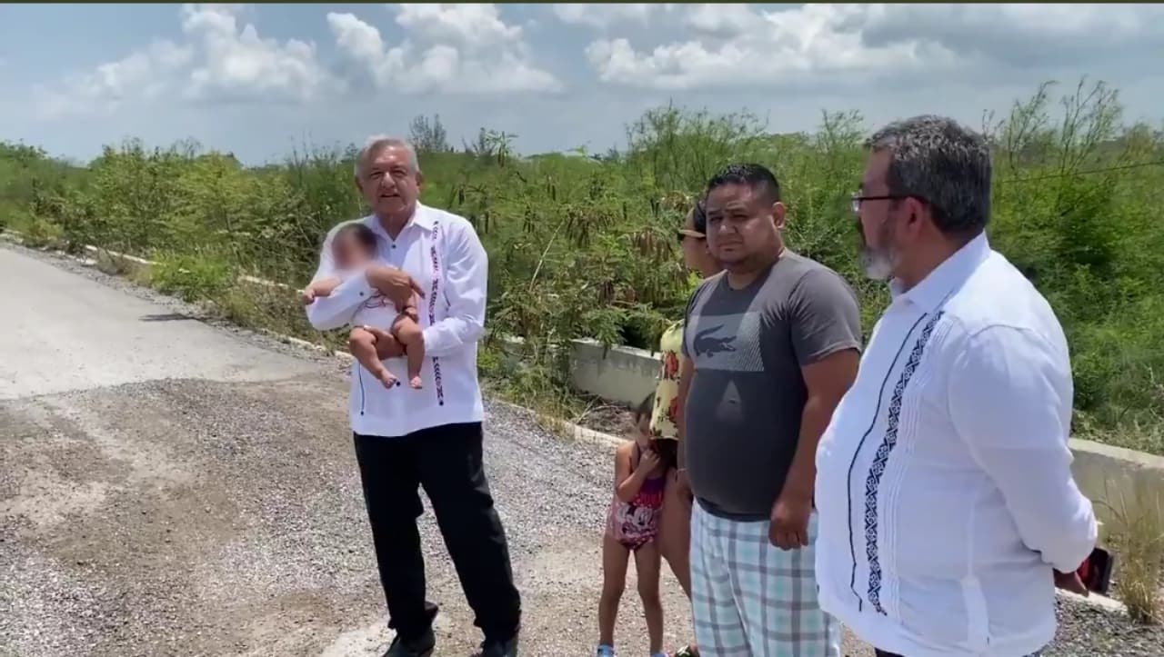 AMLO termina gira de trabajo en Veracruz y SLP; supervisó obras carreteras
