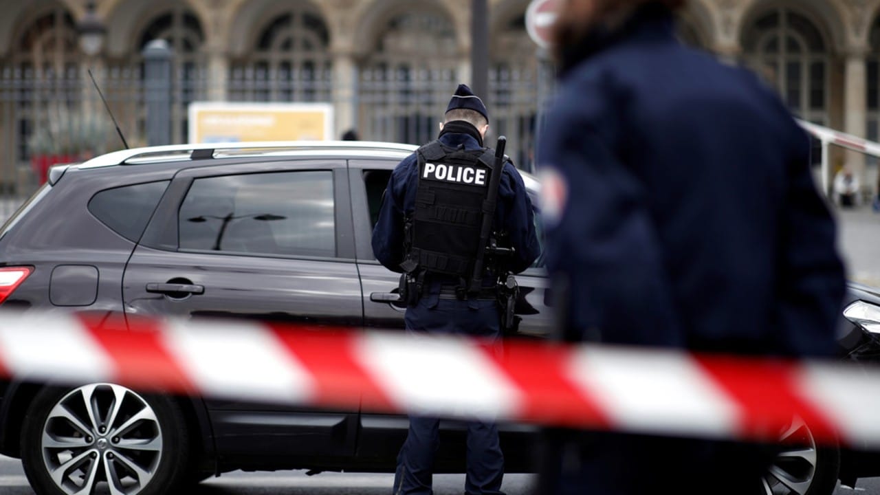 Ataque con cuchillo en Francia deja una policía herida, sospechoso huyó
