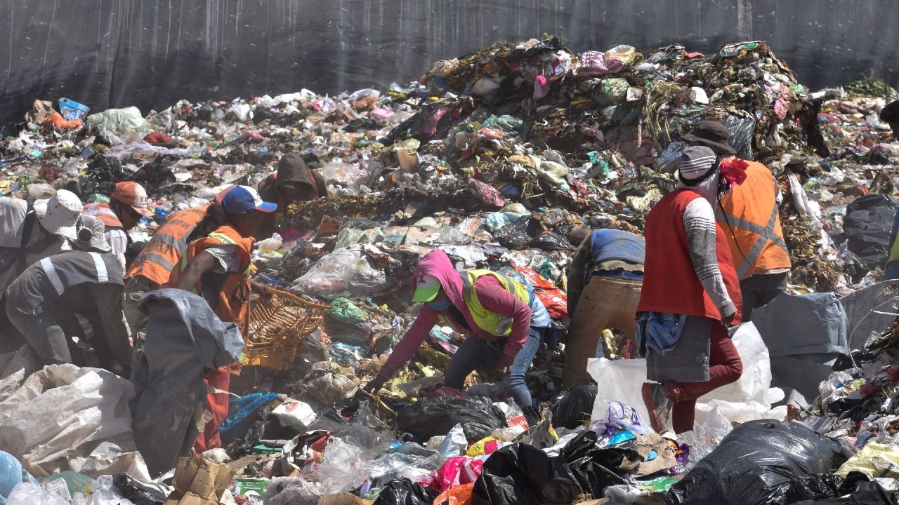 Pepenadores trabajan separando la basura en un relleno sanitario del estado de Guerrero