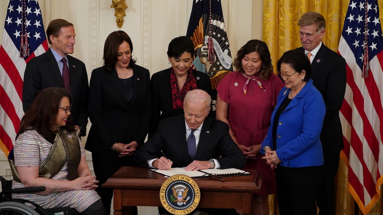 Joe Biden, presidente de EU, firma una ley destinada a frenar crímenes de odio contra población de origen asiático (Reuters)
