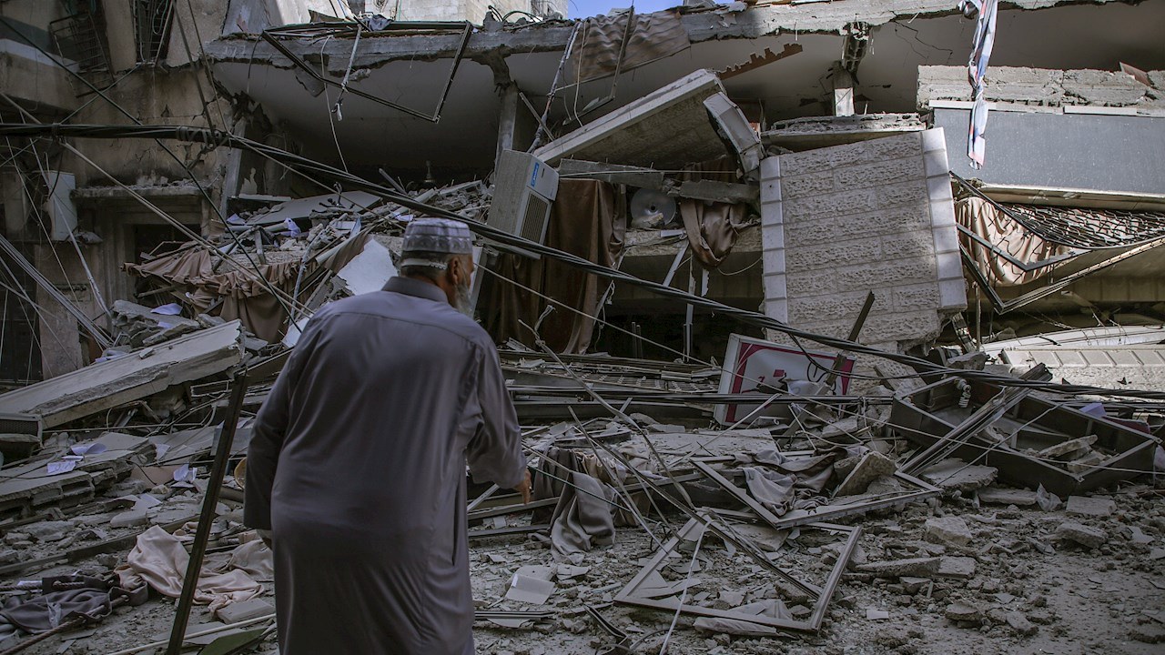 Un palestino observa los destrozos en la vivienda de una familia después de un ataque aéreo israelí en la Franja de Gaza