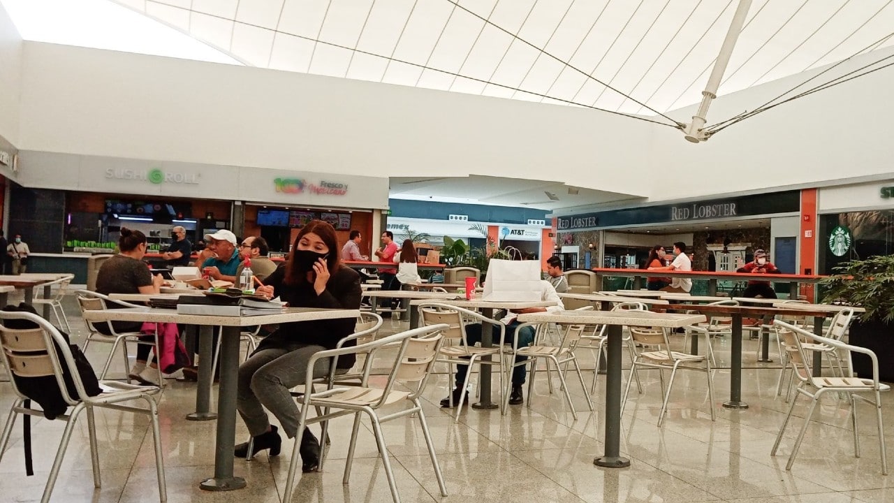 Afluencia de personas en la zona de alimentos en un centro comercial