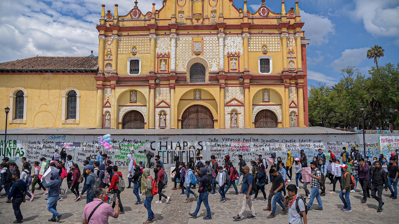 Cientos de personas marchan en Chiapas para exigir liberación de normalistas detenidos