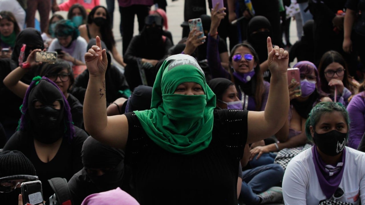Colectivos feministas marchan al Zócalo capitalino en el marco del día de las madres