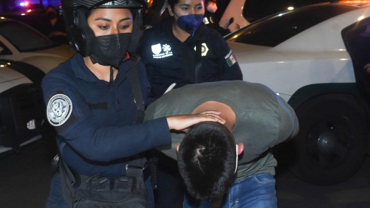 Una persona detenida durante un operativo en alcaldía Iztacalco, CDMX (Cuartoscuro)