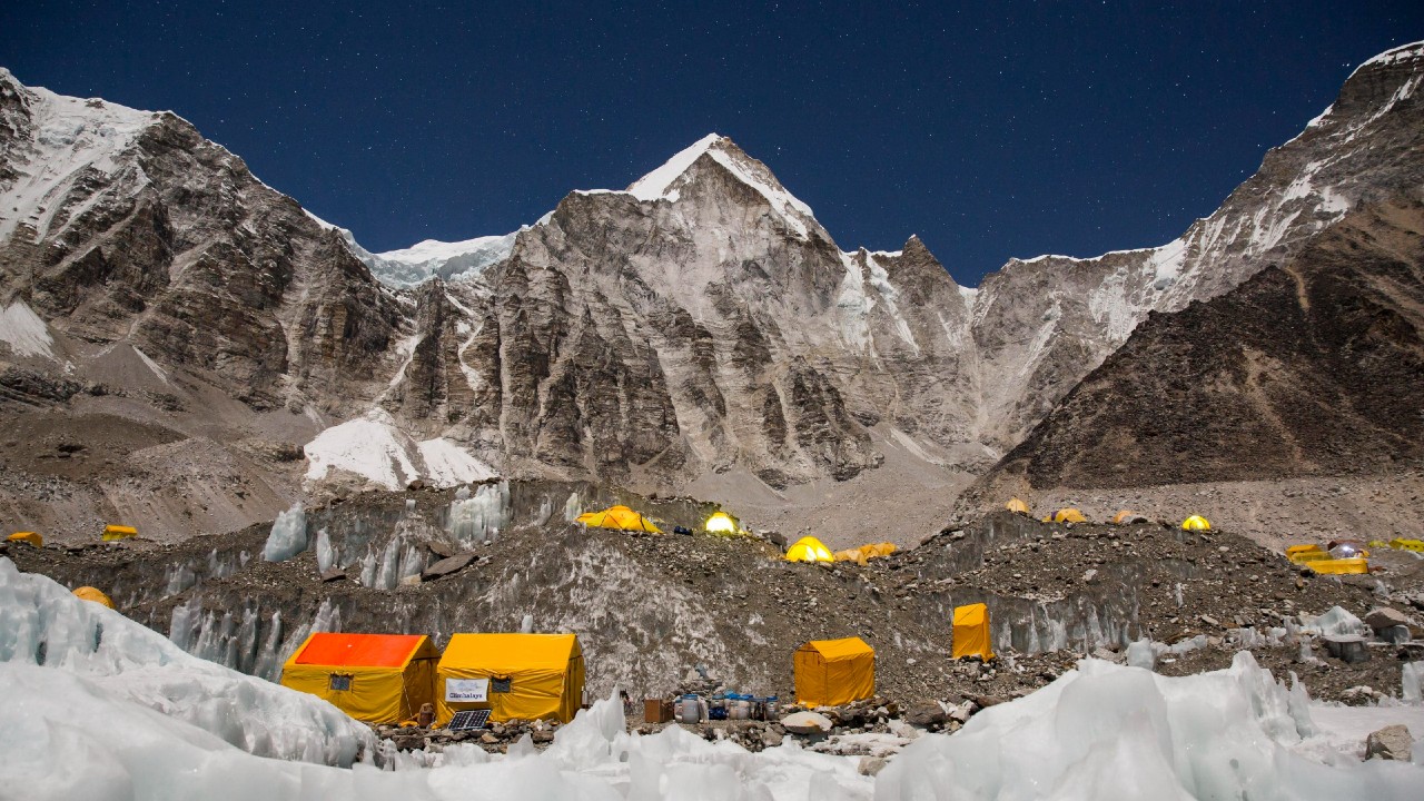 Dos alpinistas, un estadounidense y un suizo, mueren en el Everest