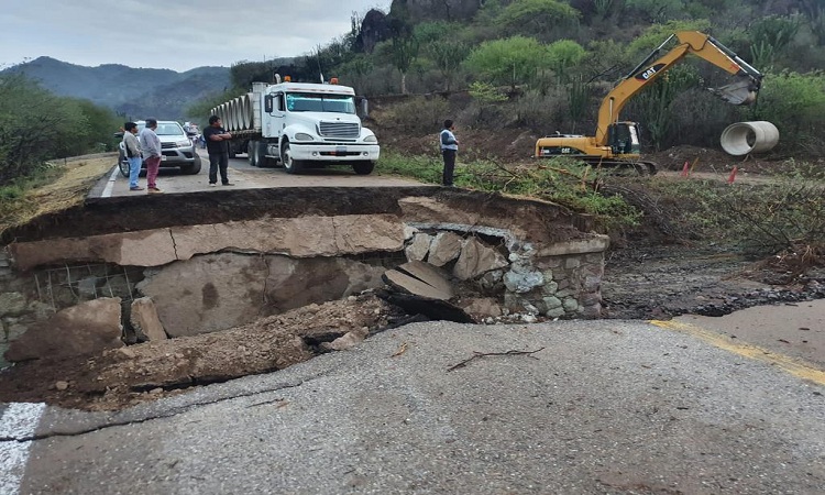 Dos muertos y cortes carreteros, saldo de lluvia con granizo en Oaxaca y Cuernavaca