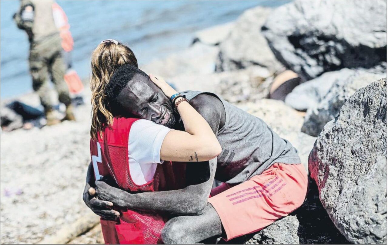 Abrazo en Ceuta desata agresiones a voluntaria de Cruz Roja