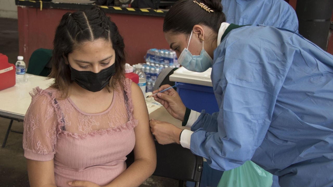 Mujer embarazada recibe la vacuna Pfizer-BioNTech contra el Covid-19, en el puesto de vacunación de Fresnillo, Zacatecas.