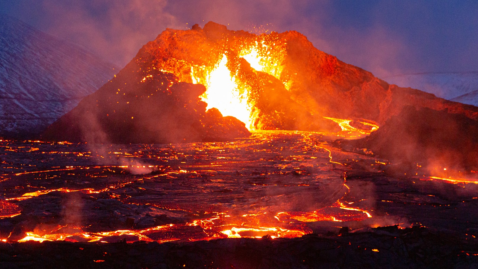 Erupción volcánica en Islandia se convierte en enormes géiseres de lava