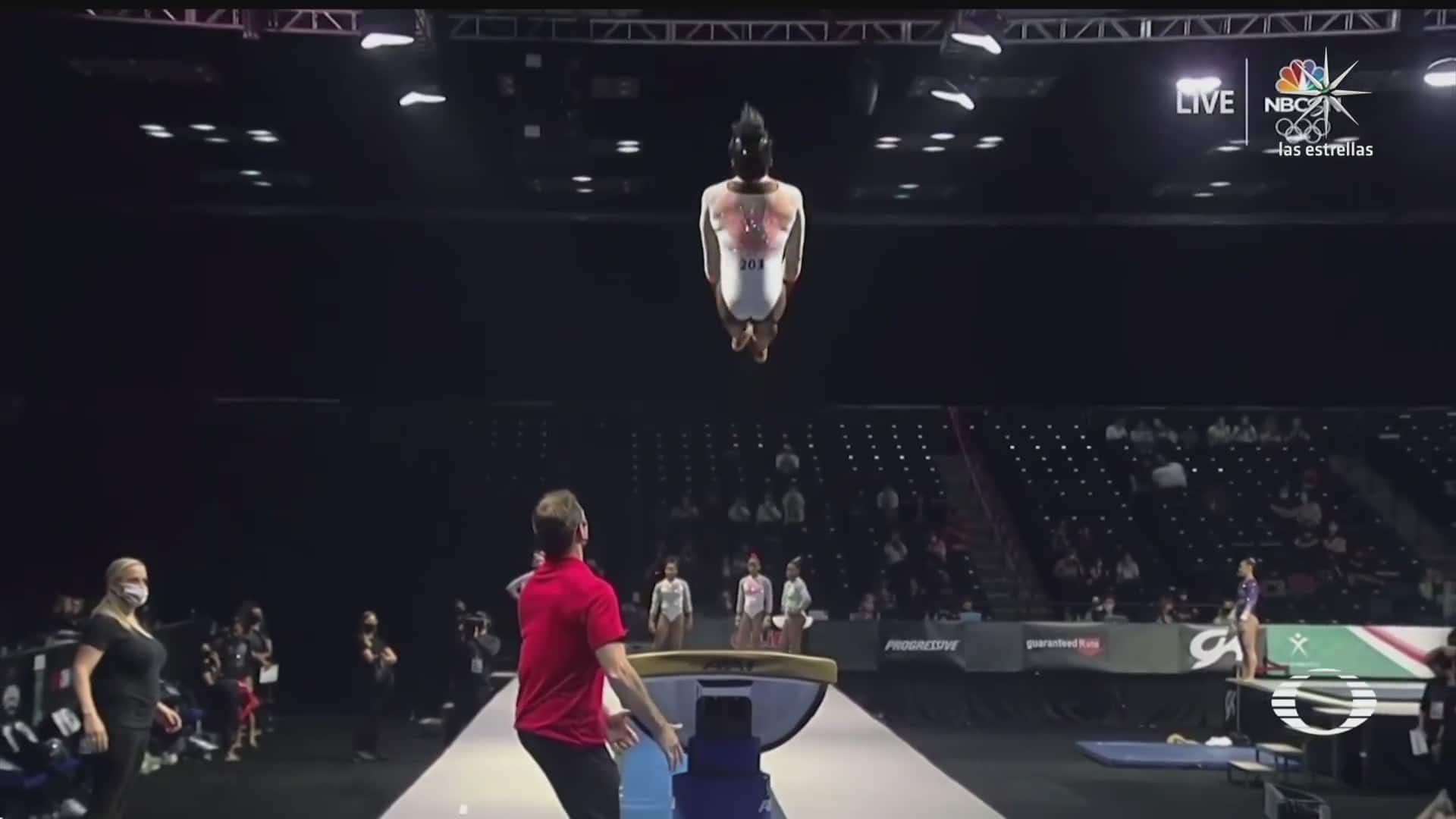 espectacular salto de la gimnasta simone biles