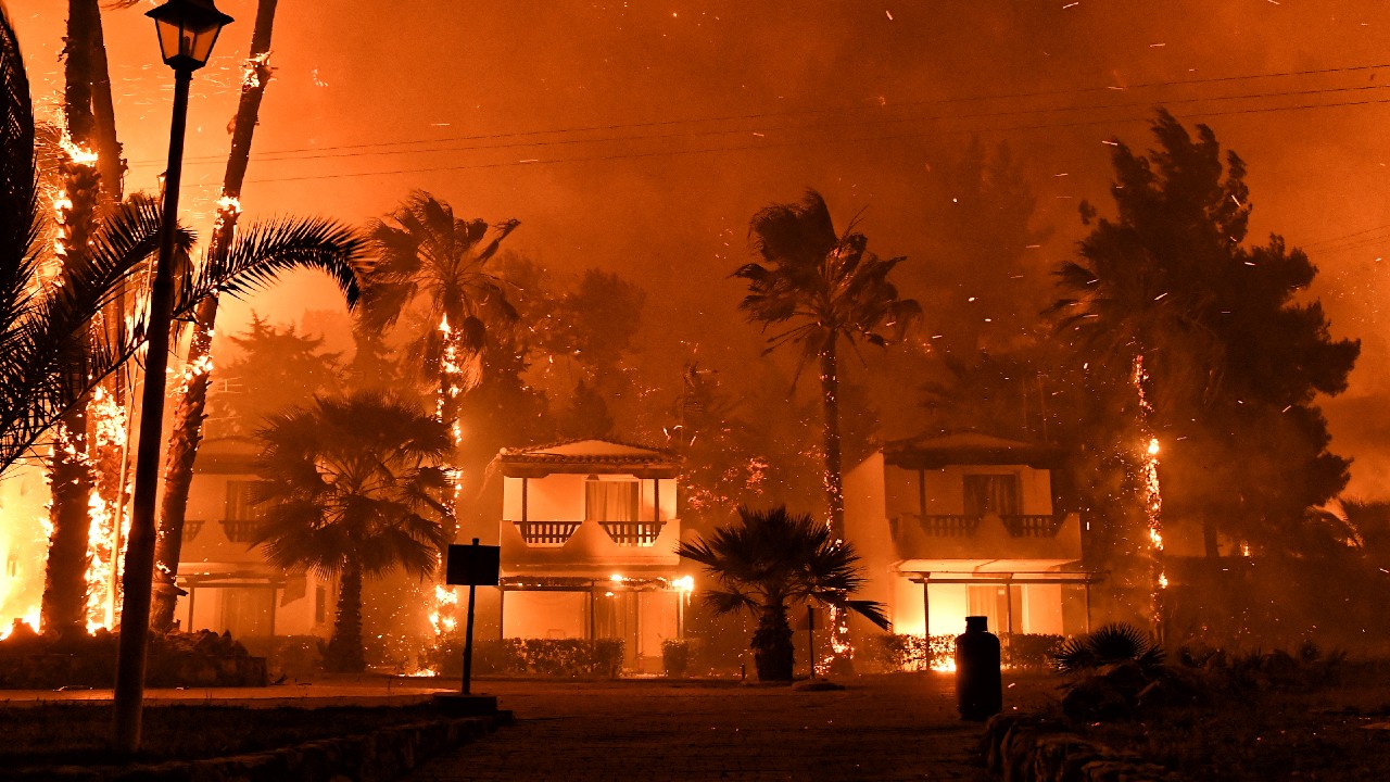 Evacuados varios pueblos en Grecia por incendio forestal