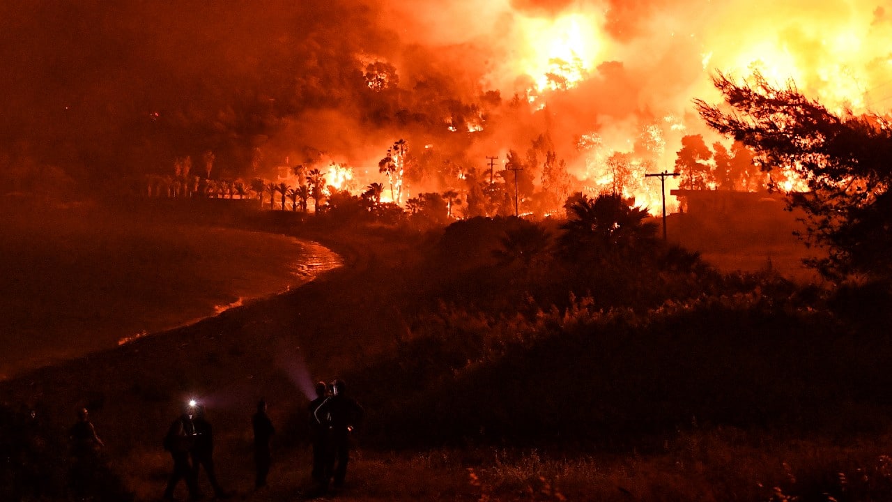 Evacuados varios pueblos en Grecia por incendio forestal.