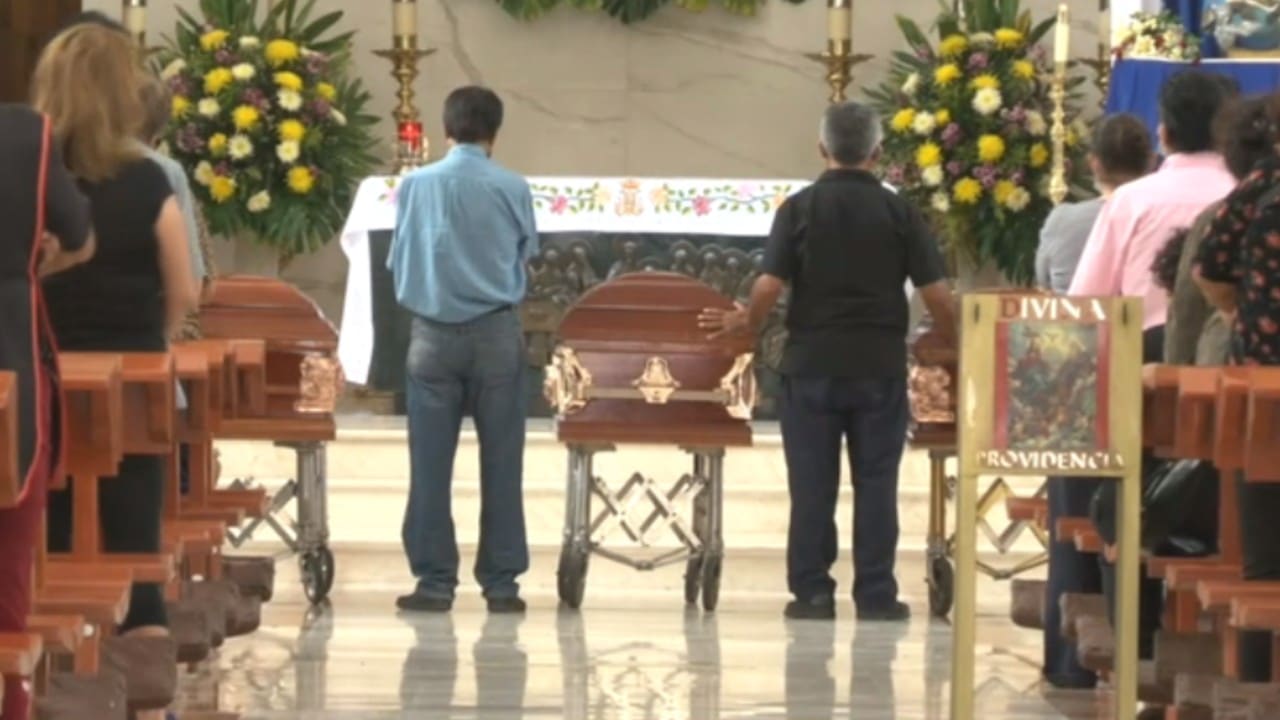 Familiares y amigos despiden a hermanos secuestrados y asesinados en Jalisco