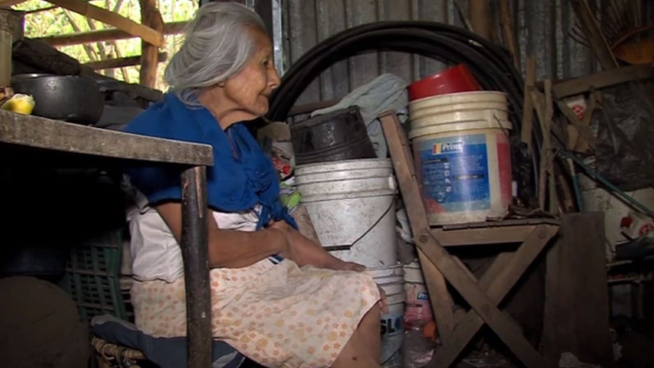 Rescatan con vida a mujer de 89 años tras caer en barranca de Colima