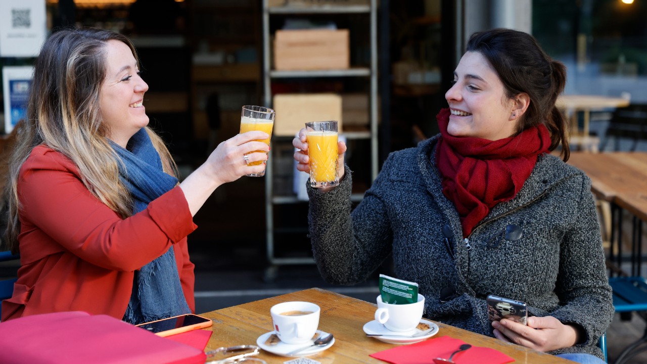 Francia reabre terrazas de cafés y restaurantes tras 6 meses de cierre