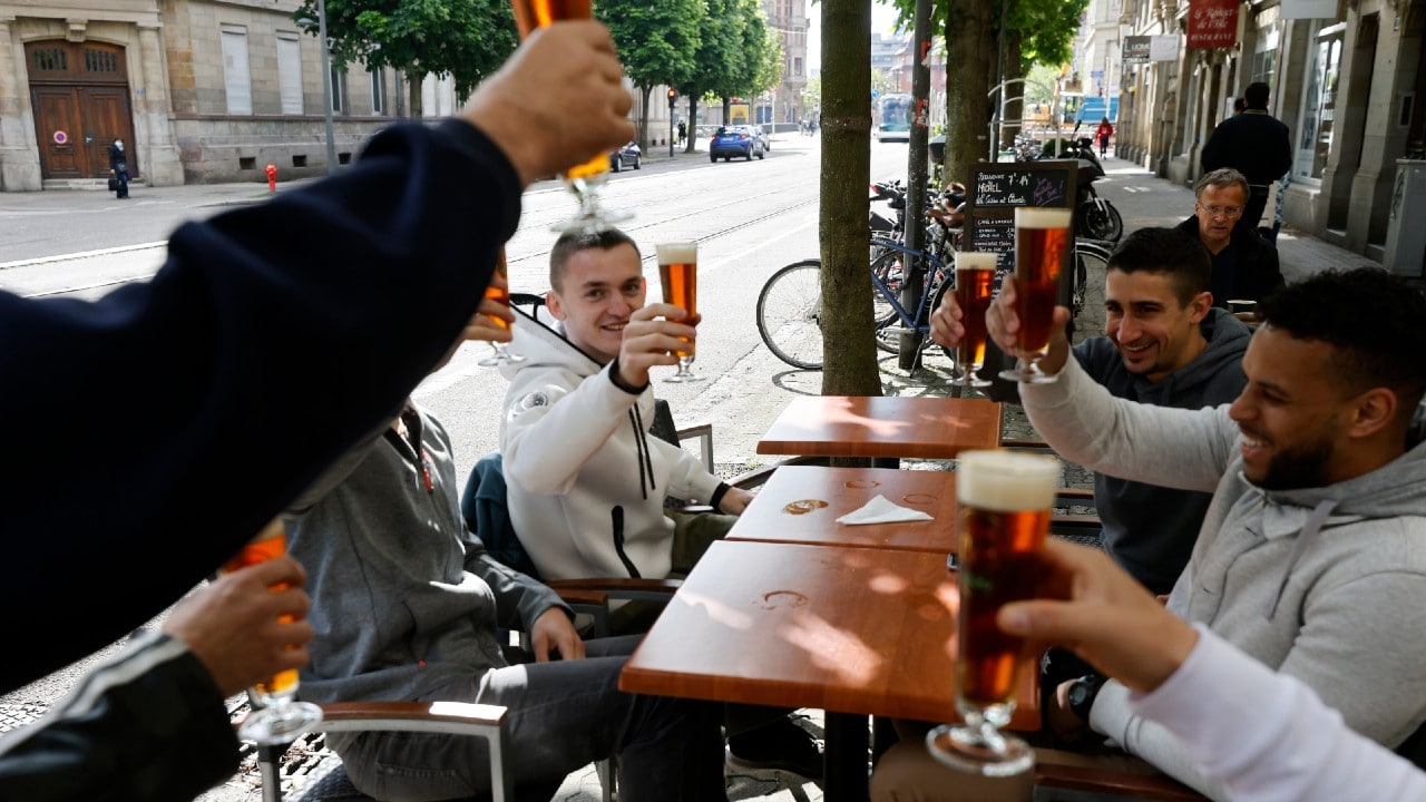 Francia reabre terrazas de cafés y restaurantes tras 6 meses de cierre