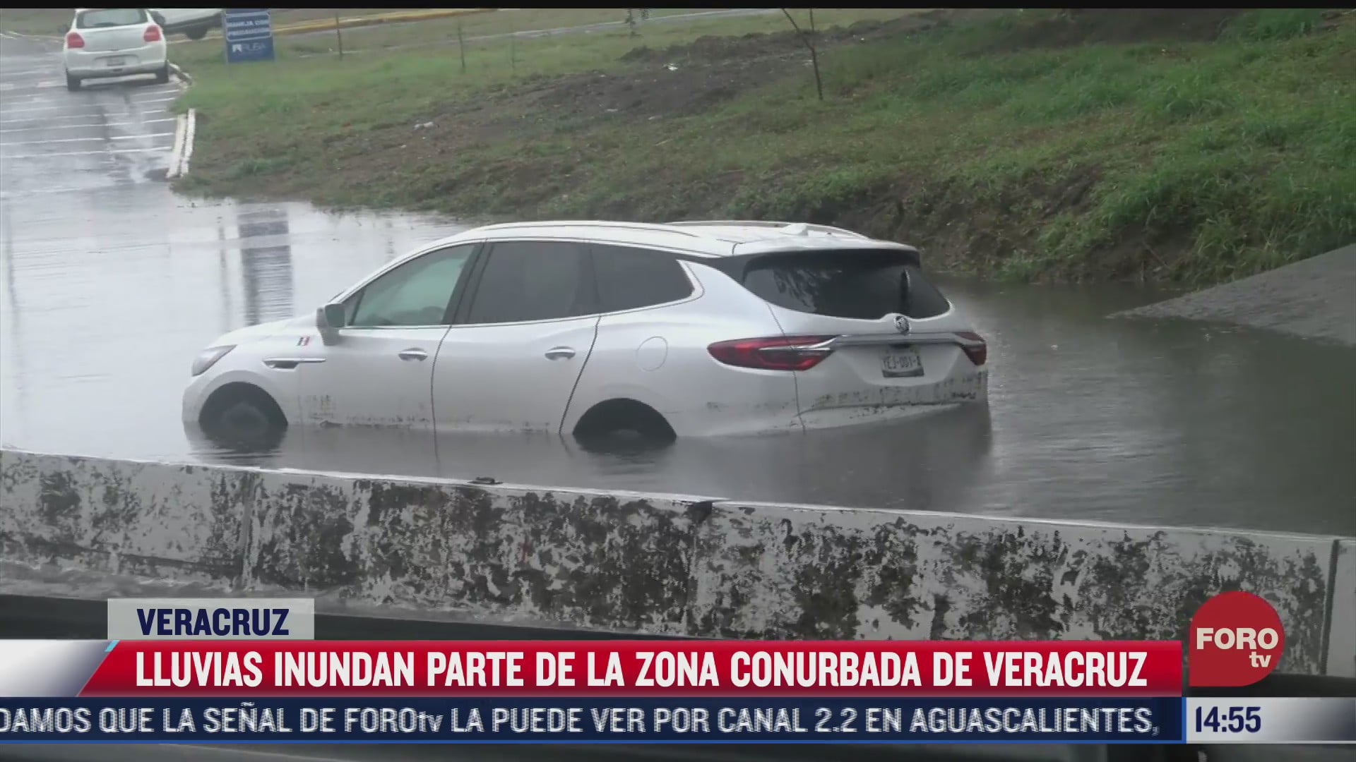 fuertes lluvias ocasionan que los vehiculos queden atrapados en veracruz